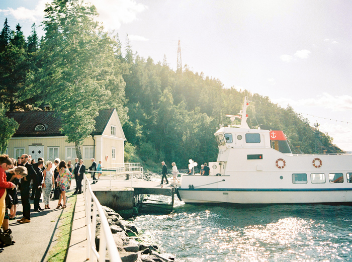 Guests arriving to the wedding at Ekensdal Stockholm with boat