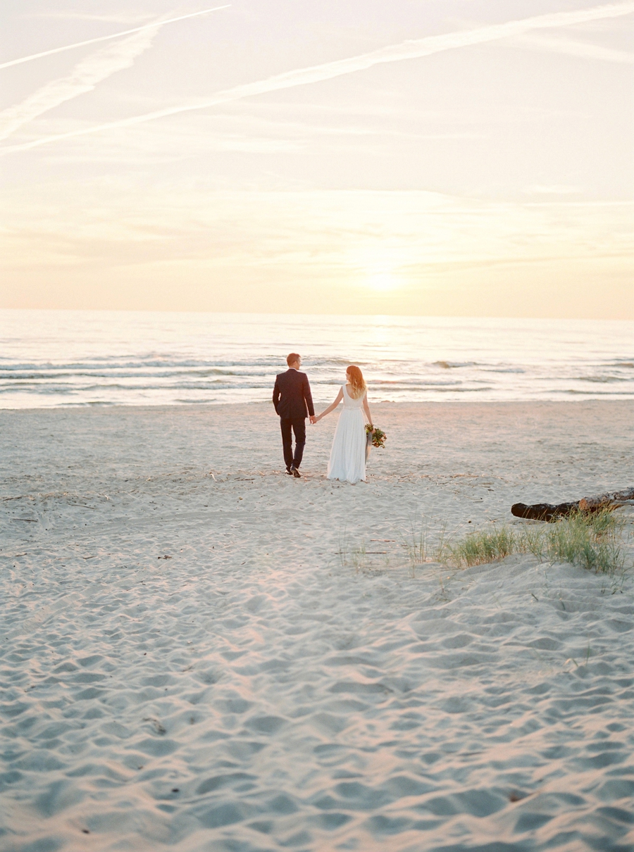 2BridesPhotography_Destination_Beach_Wedding_Latvia_44