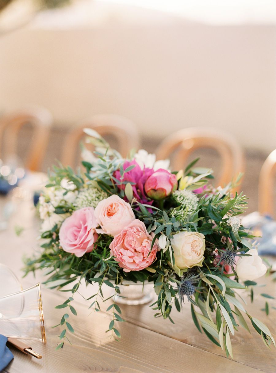 Floral table decorations with pink peonies