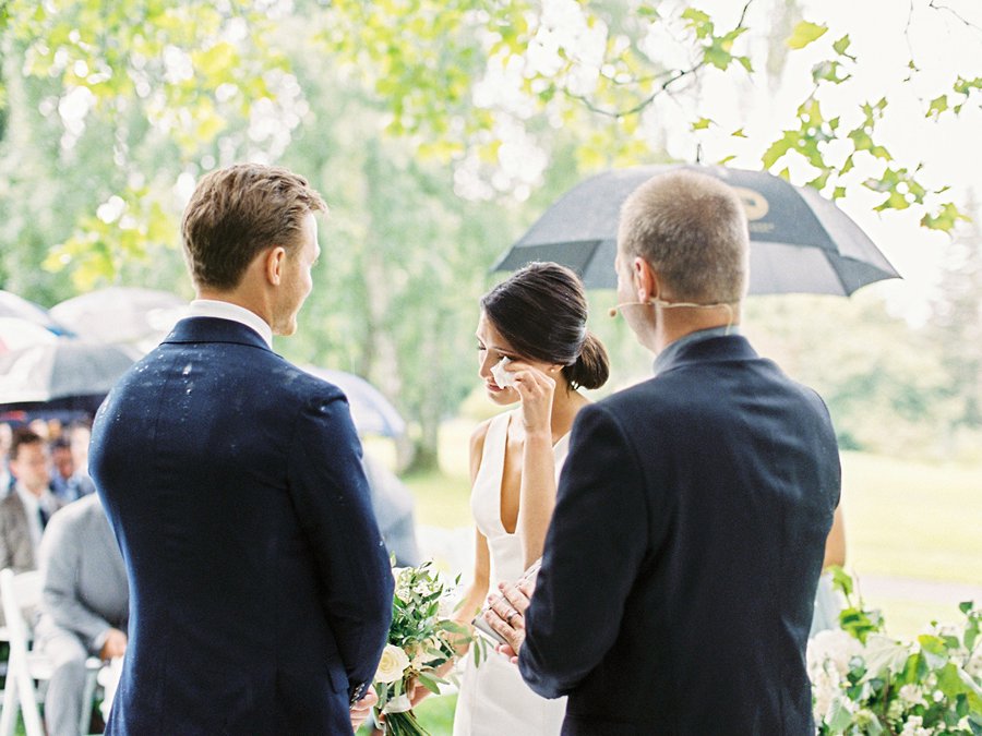 regnigt bröllop på Norrvikens trädgårdar fotograferat av 2 Brides