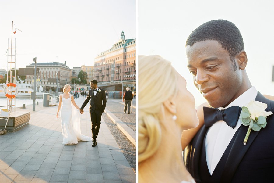 Brudparet promenerar hand i hand i solnedgång utanför Grand Hotel Stockholm