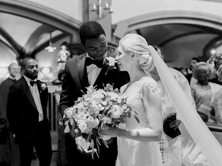 Bröllop i Oscarskyrkan Stockholm fotograferat av 2 Brides Photography.
