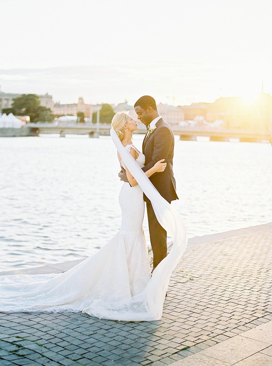 Bröllop på Grand Hotel Stockholm fotograferat av 2 Brides Photography.