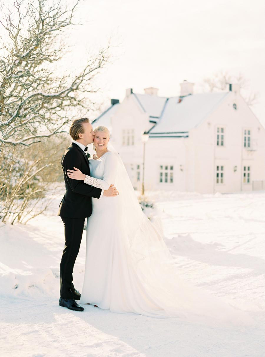 Bride and groom luxery winter wedding in Stockholm 2 Brides Photography