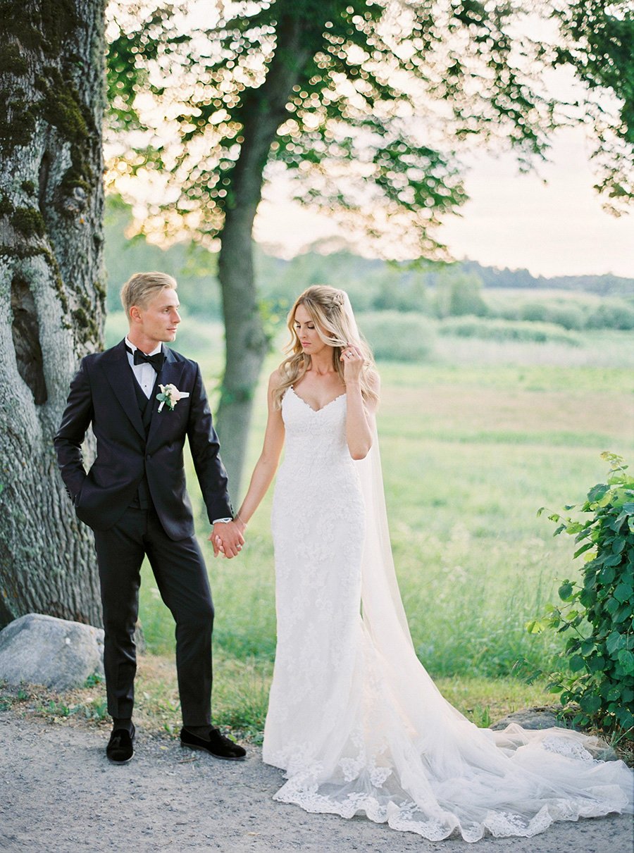 bride and groom sunset photos Södertuna Slott