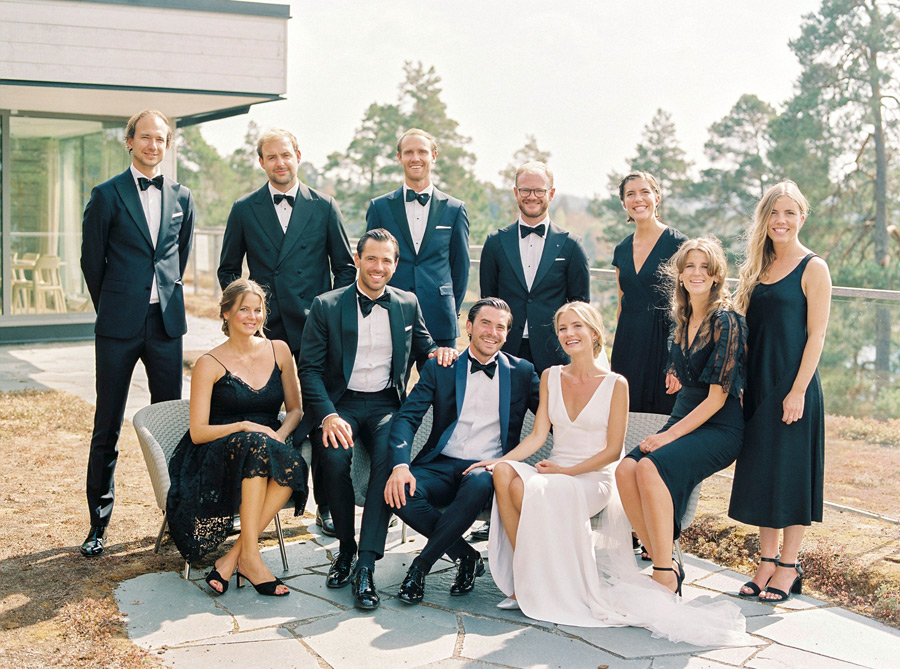 Example on how to pose large groups of the wedding party