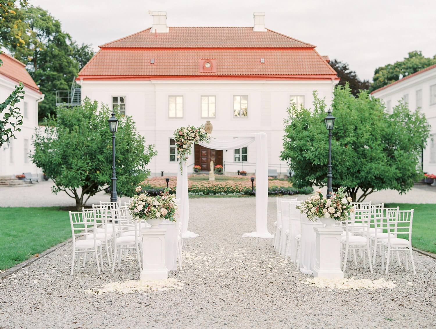 Wedding ceremony in front of Bjärsjölagårds Slott