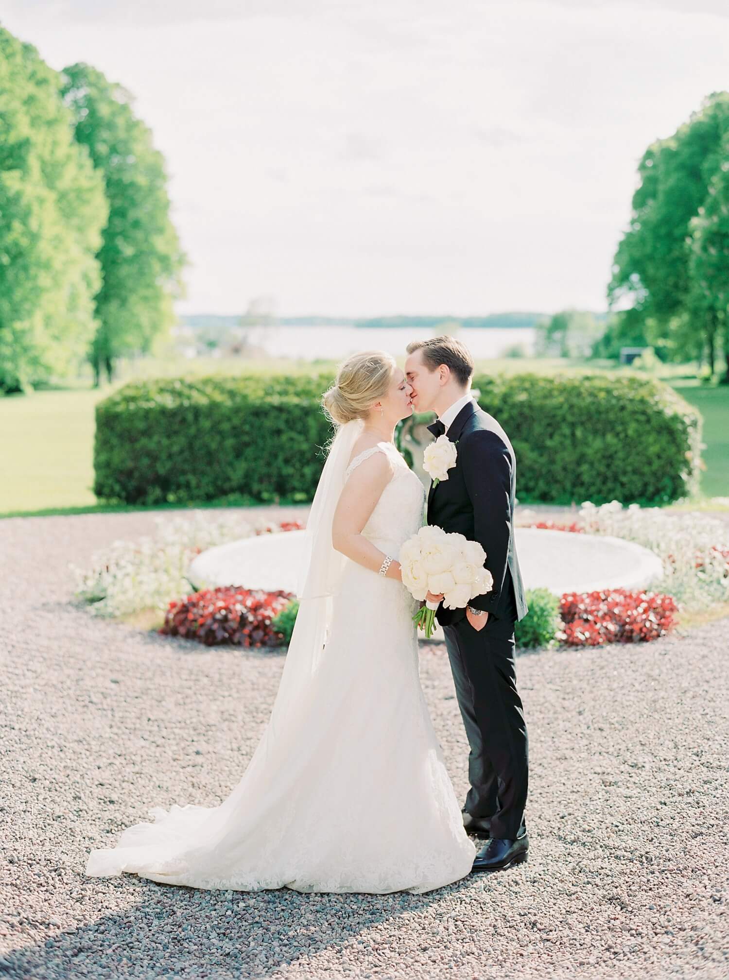Bride and groom in the garden at Rånäs Slott