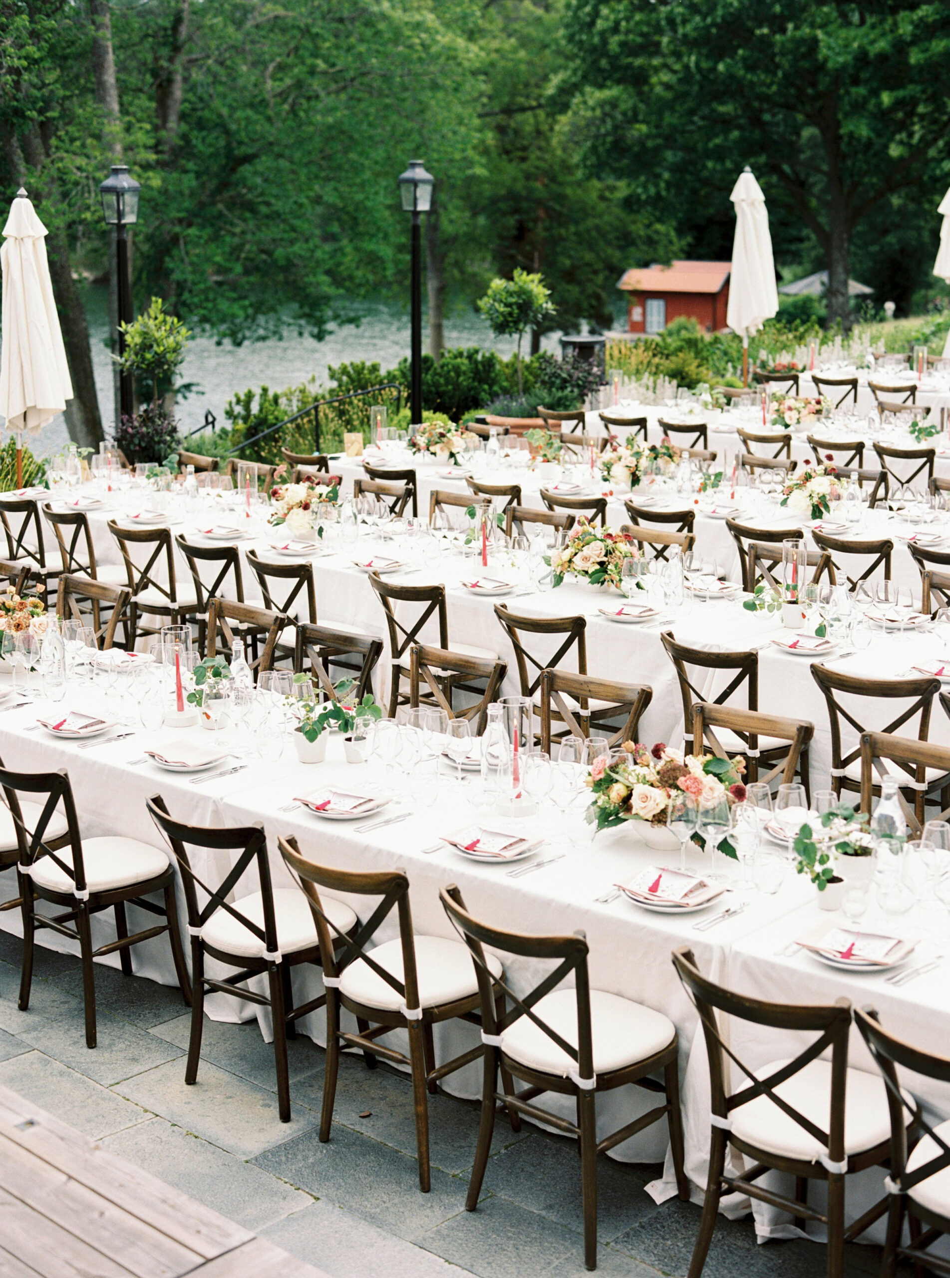 How Much Does a Wedding Cost in Sweden with this type of floral decor