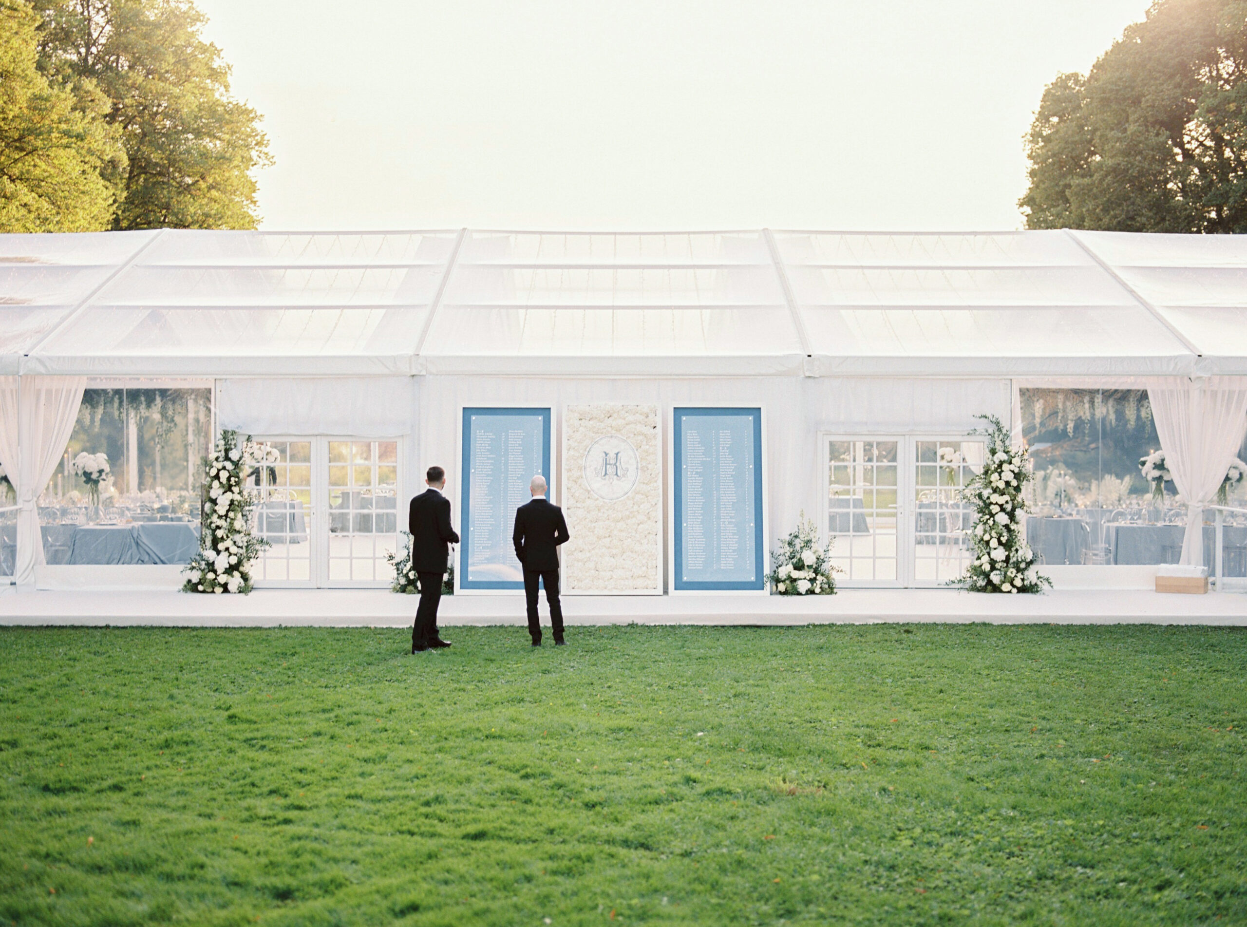 Tented wedding at Rånäs Slott for 260 guests.